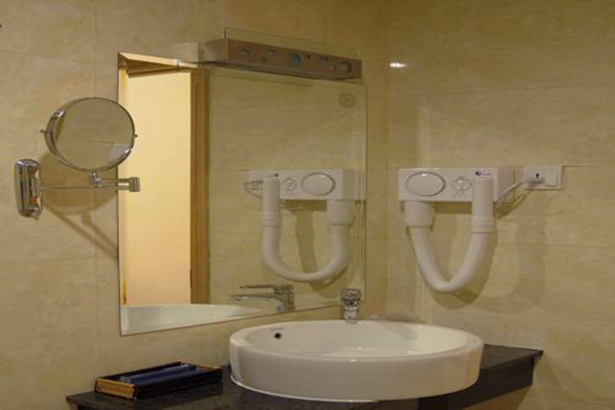 Gia Huy Hotel Ho Şi Min Exterior foto